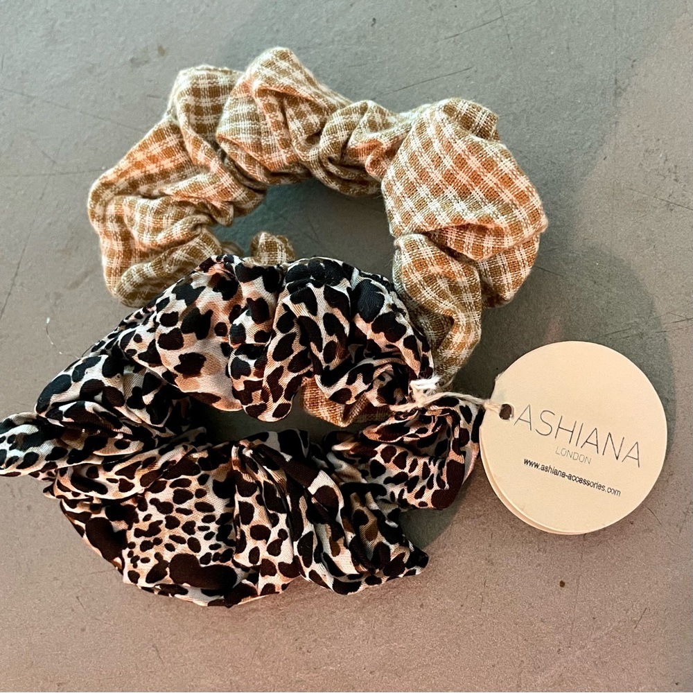 3 FOR $20: Scrunchy pair in leopard and gingham. Add to bundle.